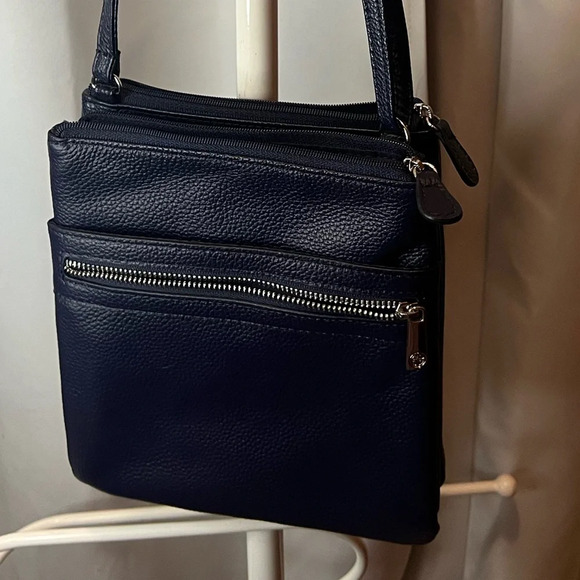 Giani Bernini Triple-Zip Dasher Crossbody EUC in Navy Blue - Picture 1 of 10